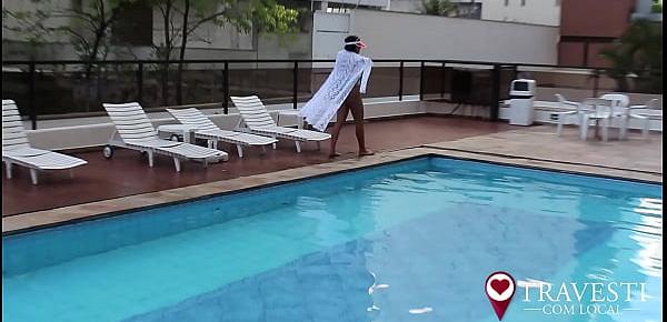  Travesti  feminina  em ensaio na piscina